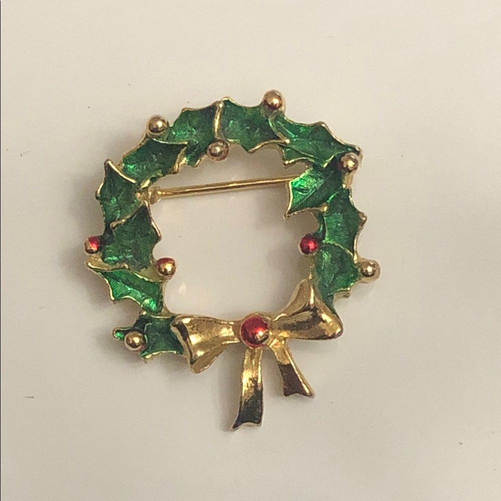 New View  Gold and Christmas wreath brooch/pin